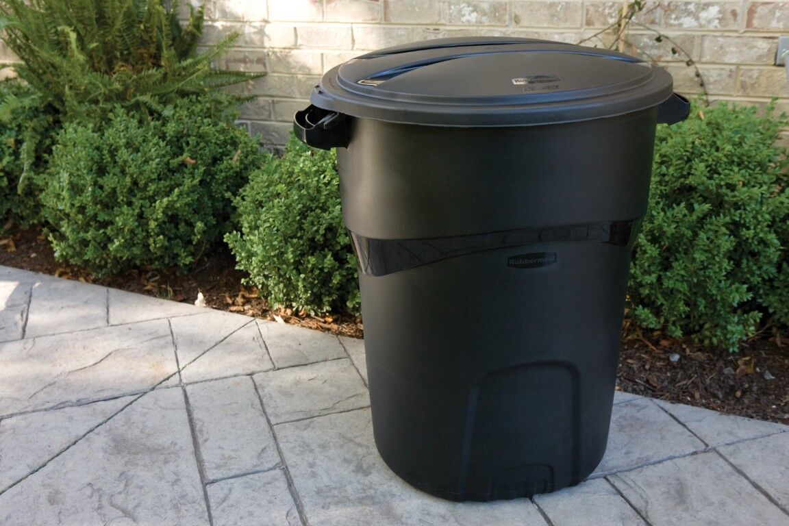Rubbermaid Roughneck Black Non-Wheeled Trash Can, 32-Gal